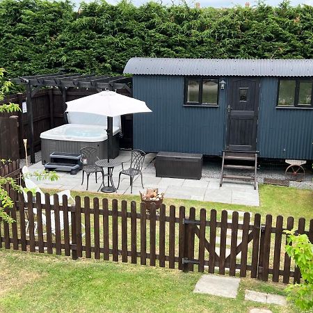 Shepherds Hut With Hot Tub Wells Eksteriør bilde